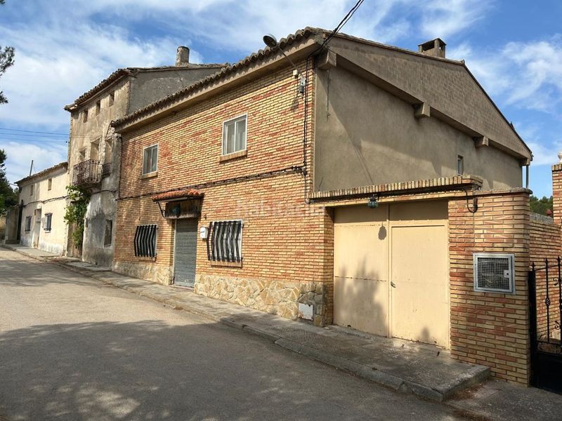Foto ac87cc64-7695-4ac0-923d-dd694f7f01e5. Casa amb aparcament a Requena