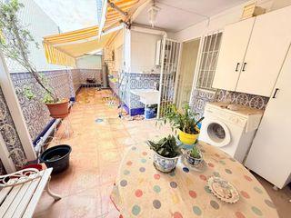 Pis a Santiago. Piso con terraza y plaza de garaje  en el centro.