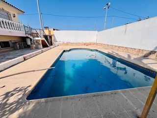 Maison à Campillo. Estupenda casa con piscina en crta águilas