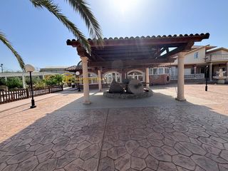 Xalet a Torrecilla. Estupendo chalet con varias construcciones en la zona los rojos