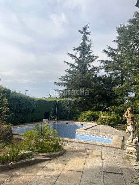 Foto 40c25bcd-4ab9-4da4-995f-ee743d86ef21. Xalet amb xemeneia calefacció aparcament piscina a Valdemorillo