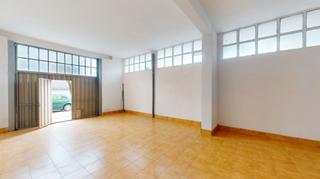 Alquiler Local Comercial en Nueva kalea 1. Local comercial con mucha luz natural