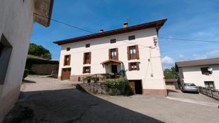 Masia a Zaldibia. Caserío adosado con amplios terrenos