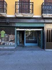 Local Comercial a Mayor kalea 31. Local comercial  de 72 m² con patio.  a reformar