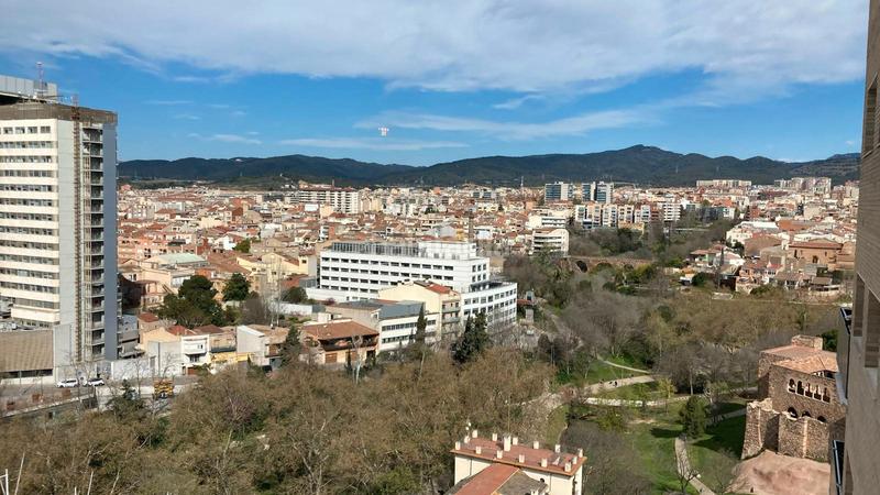 Foto f2a8ee31-aff2-4819-8df3-32f388fac6d7. Duplex with heating parking in Cementiri Vell Terrassa