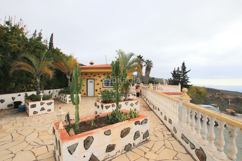 Foto e1e3da05-493f-4ae7-bd72-e4def44f332e. Xalet amb xemeneia calefacció aparcament piscina a Guía de Isora