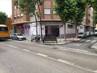 Locale commerciale in Padre Carlos Ferris 14