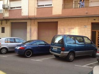 Local Comercial a Catarroja. Local comercial con buena fachada próximo a la plaza de la regió