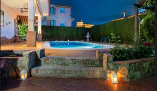 Chalet en Cúllar Vega. Chalet espectacular en venta: lujo, comodidad y sostenibilidad.