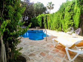 Xalet  Avenida de mijas. Inversión estratégica en la costa: chalet con gran potencial en