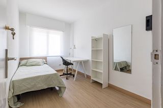Rent Flat  Calle ricardo gil. Vuestro cuartel general para el próximo curso  junto a la catedr