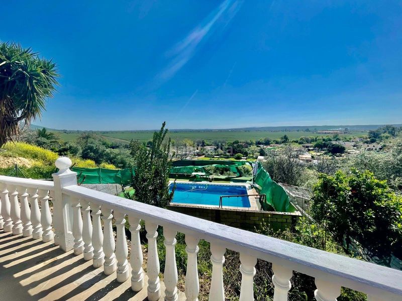 Foto b5756aed-1edb-4540-8214-4ffd751a1dfa. Casa adossada a Almodóvar del Río