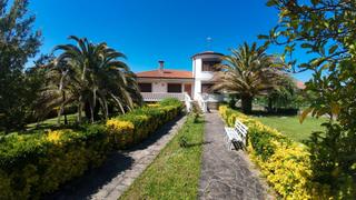 Casa in Valle de Mena. Chalet independiente en el centro de villasana.