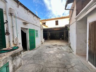 Bauernhof in Campos poble. En venta antigua casa de pueblo con patio. situada en una de las