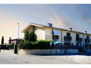 Casa a schiera  Víctor català. Una casa adosada en una ubicación privilegiada con parking propi