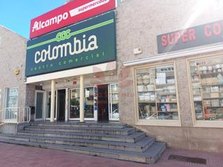 Location Local commercial à Avenida de bucaramanga 2. Magnifica oportunidad. peluqueria con licencia. perfecto estado