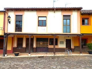 Chalet in Mansilla de las Mulas. Gran casa con local y garaje