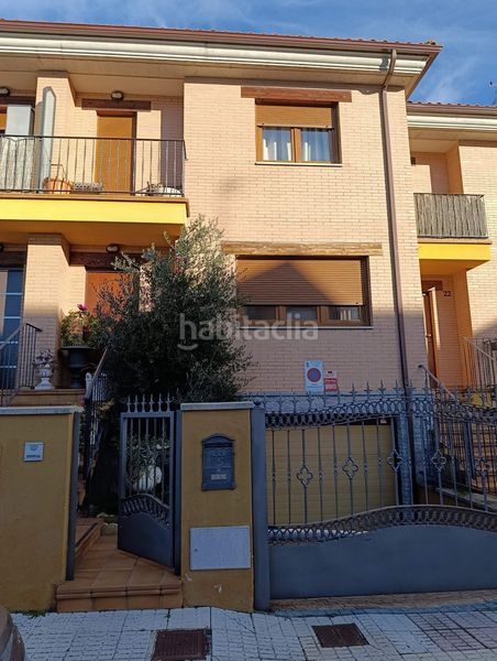 Foto 79dd3efb-6b24-4541-955f-157b454bfa4b. Casa adossada amb aparcament a Valverde de la Virgen