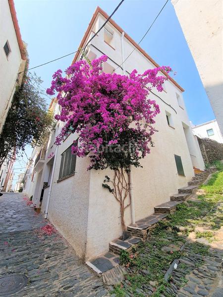 Foto 1d1eca98-b756-4fbe-a284-7c1bfe37c730. Casa  dividida en 3 apartamentos en la zona antigua en Cadaqués
