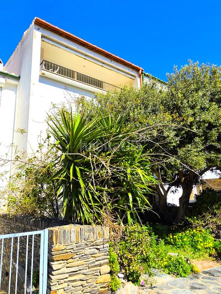 Foto 9d80a872-ec2d-4ef2-9802-f3d5a7a2dbb5. Casa adossada amb xemeneia calefacció aparcament a Cadaqués