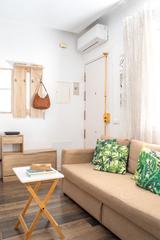 Apartamento  Calle de santa maría. Acogedor estudio reformado ideal como inversión o primera vivien