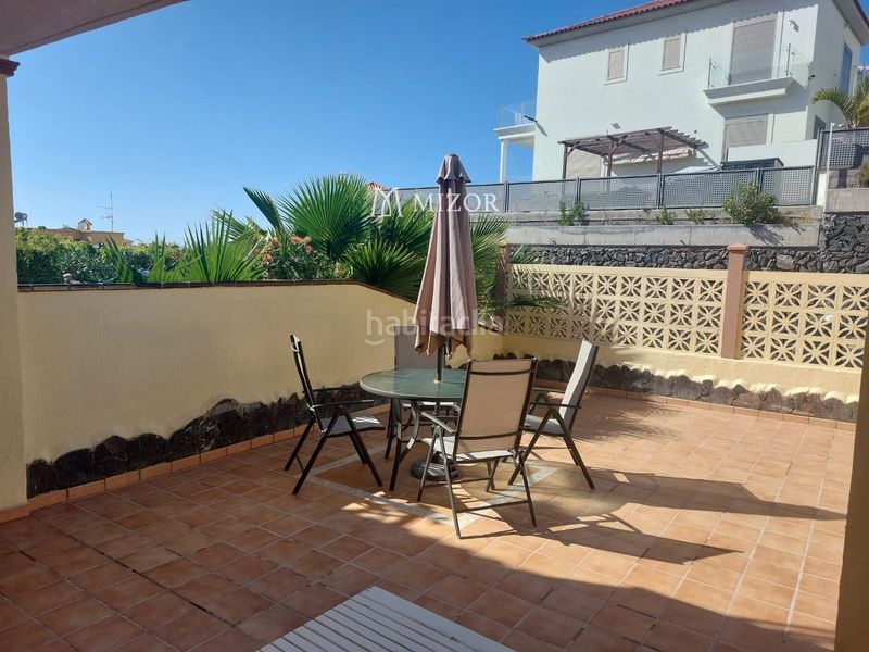 Foto 31fccc0e-4a13-42d2-aa23-f84c358e9fe7. Casa adossada amb aparcament piscina a Chayofa Arona