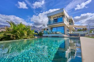 Chalet  Almendro. Fantástica villa en venta en costa adeje