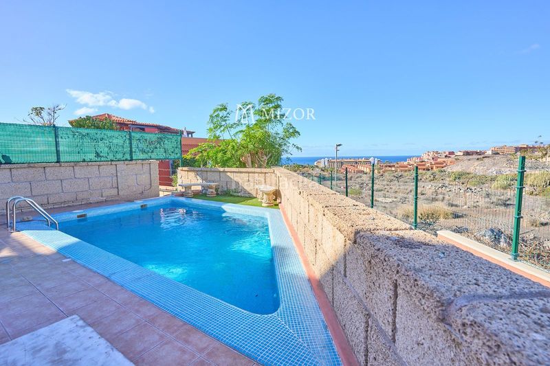 Foto 47a39cbf-465b-4c3b-bc76-33a775ec3891. Casa adossada amb aparcament piscina a Playa de Fañabé Adeje