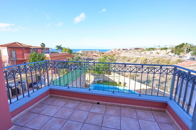 Foto 71a0902f-d5b6-4f55-9df7-f2b0de40479c. Casa adossada amb aparcament piscina a Playa de Fañabé Adeje