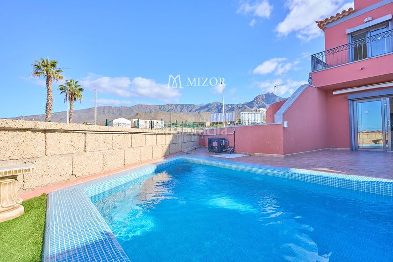 Foto 959037db-2f8d-4d2f-9a24-6a942ad96ad5. Casa adossada amb aparcament piscina a Playa de Fañabé Adeje