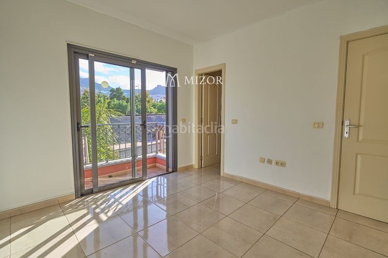 Foto b0e51596-1cb4-44a8-8c76-a78cb93533d2. Casa adossada amb aparcament piscina a Playa de Fañabé Adeje