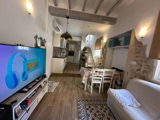 Casa adossada a Carrer de la cova santa 4. Encantadora casa de pueblo con vistas abiertas a la montaña