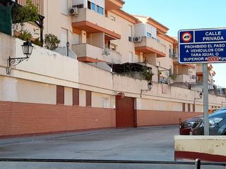 Location Parking voiture à Calle vista blanca 99. Se alquilan plazas de aparcamiento en la colina