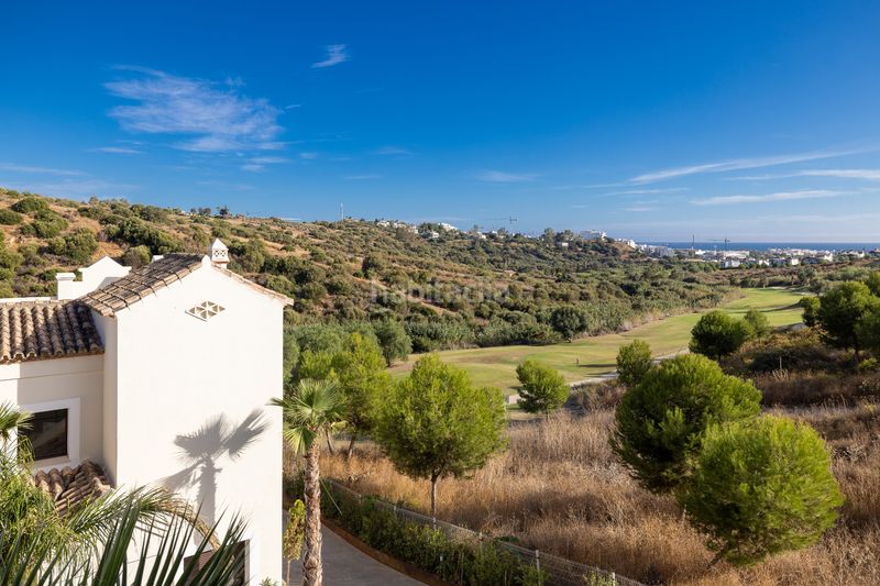 Foto 25cadf8f-ef6b-447c-bc1d-a84f6f0feb0a. Casa adossada 240m<sup>2</sup> amb aparcament piscina a Valle Romano Golf Estepona