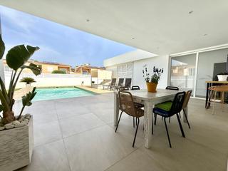 Casa en Cala Blanca. Chalet con piscina