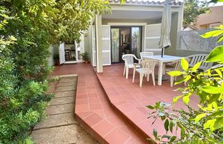Haus in Cala Blanca. Chalet con garaje