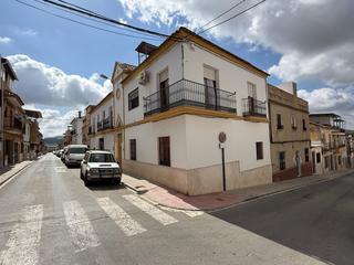Casa  Calle daoiz y velarde. Oportunidad única en puente genil! vivienda en esquina en calle