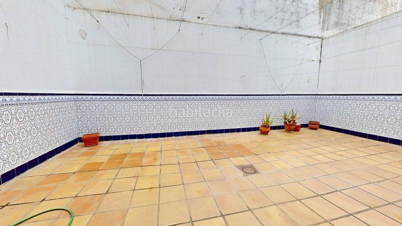 Foto d84b42dc-736f-402a-b45c-dc62f8e0a2d9. Casa adosada espaciosa casa adosada con grandes terrazas entre zoco y arroyo del moro en Córdoba