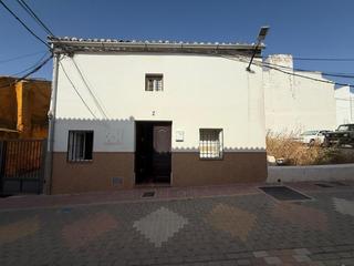 Haus  Calle rafael pabon. Oportunidad en almargen málaga casa de pueblo con patio y terraz