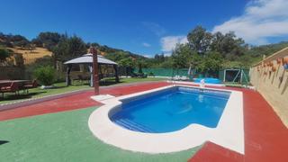 Casa a Alcolea. 271 m de bienestar en una casa con todo piscina, porche y energí