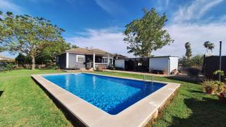 Country house in Villarrubia. Gran terreno urbano con casa y piscina, rodeado de naturaleza