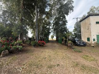 Finca rústica en Guadalcázar. Exclusiva finca con caserío, jardín y piscina en entorno natural