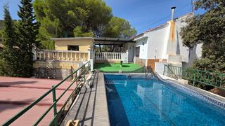 Maison à Espiel. Parcela con vivienda y piscina en villaharta, rodeada de natural