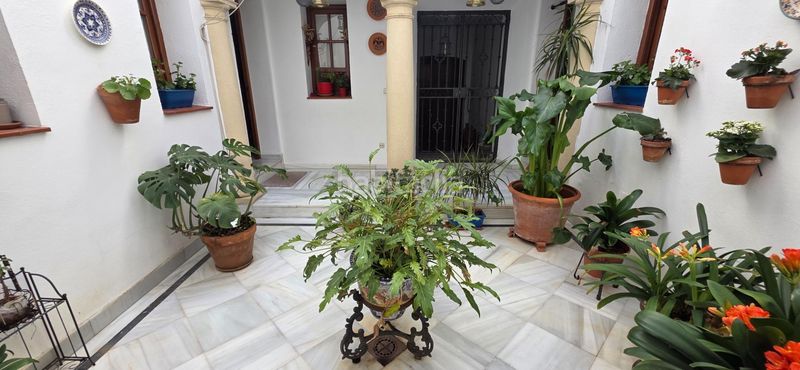 Foto 0cc86925-add6-4bc3-a88c-bd67e3aee521. Casa amb aparcament a casco histórico - ribera - san basilio Córdoba