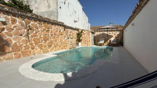 Casa a Almodóvar del Río. Espectacular casa con piscina salada, garaje para dos coches y l