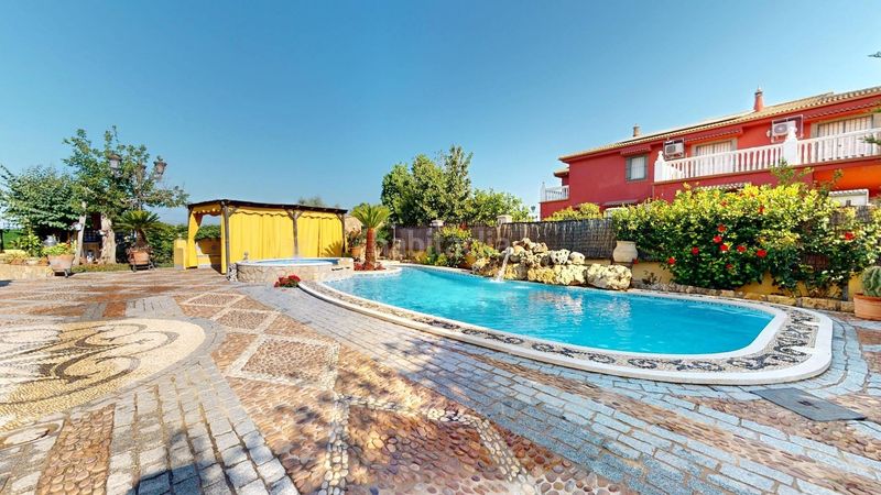 Foto 4c4259aa-8e65-414b-8725-fdc4997249a8. Xalet amb calefacció aparcament piscina a encinarejo de Córdoba Córdoba