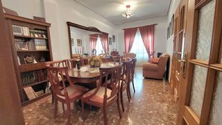Reihenhaus in Villarrubia. Casa adosada con gran patio y porche acristalado  lista para ent