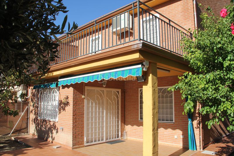 Foto aeceeb9d-fb3a-4c11-96dd-e9c4a915e834. Xalet amb calefacció aparcament a Villalbilla pueblo Villalbilla