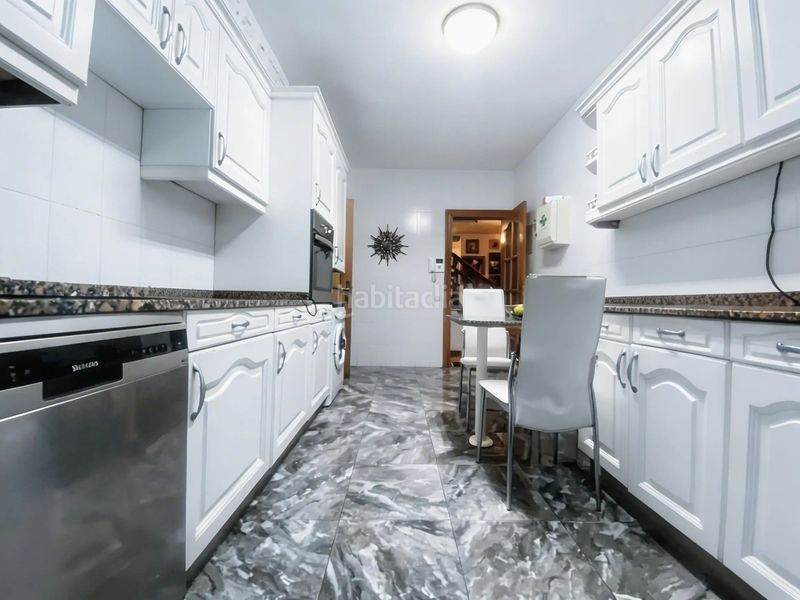 Foto b0f715b4-ef71-43cb-ade8-9a3514dddb5a. Casa amb aparcament a Somió Gijón