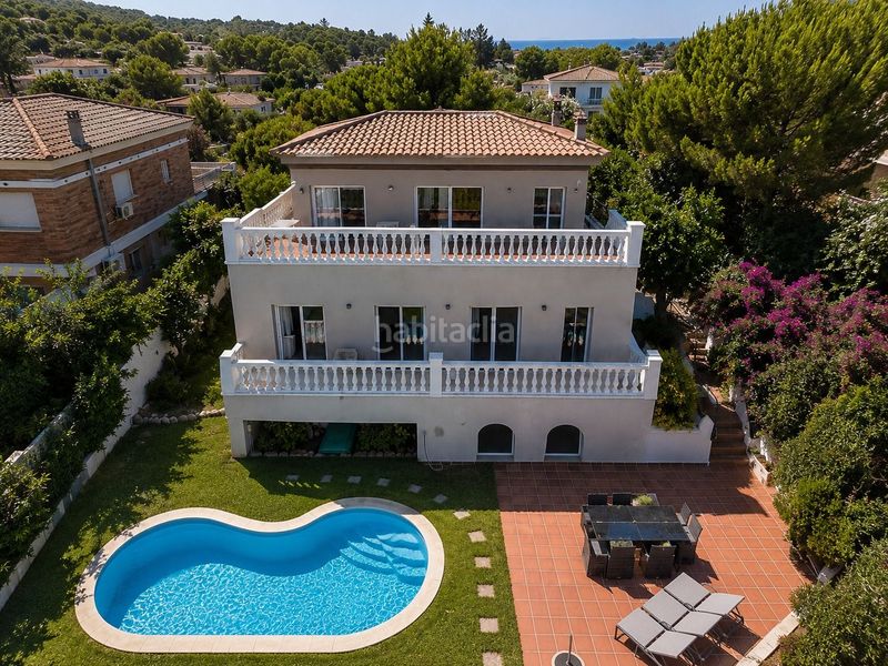 Foto bd2821e3-dd14-47b6-b915-948fbe60c18e. Casa amb aparcament a Calella